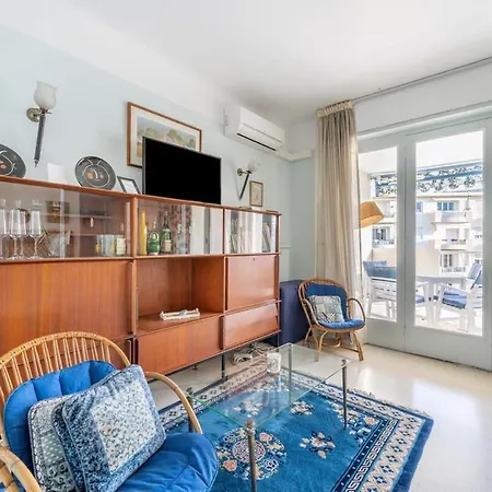 A056 - Centre With Parking